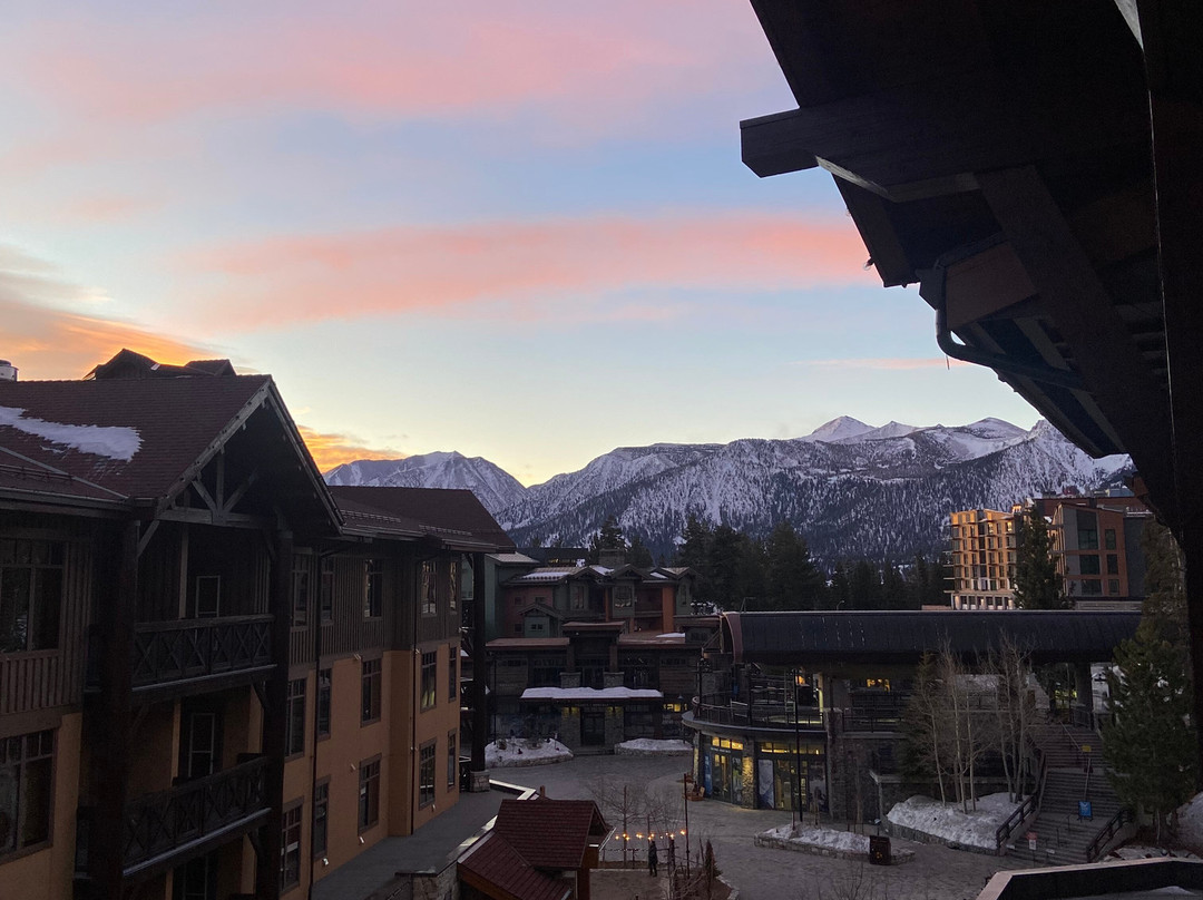 村庄小屋酒店主图