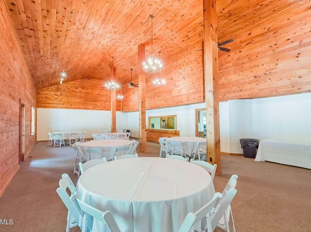 Raven Creek Lodge主图