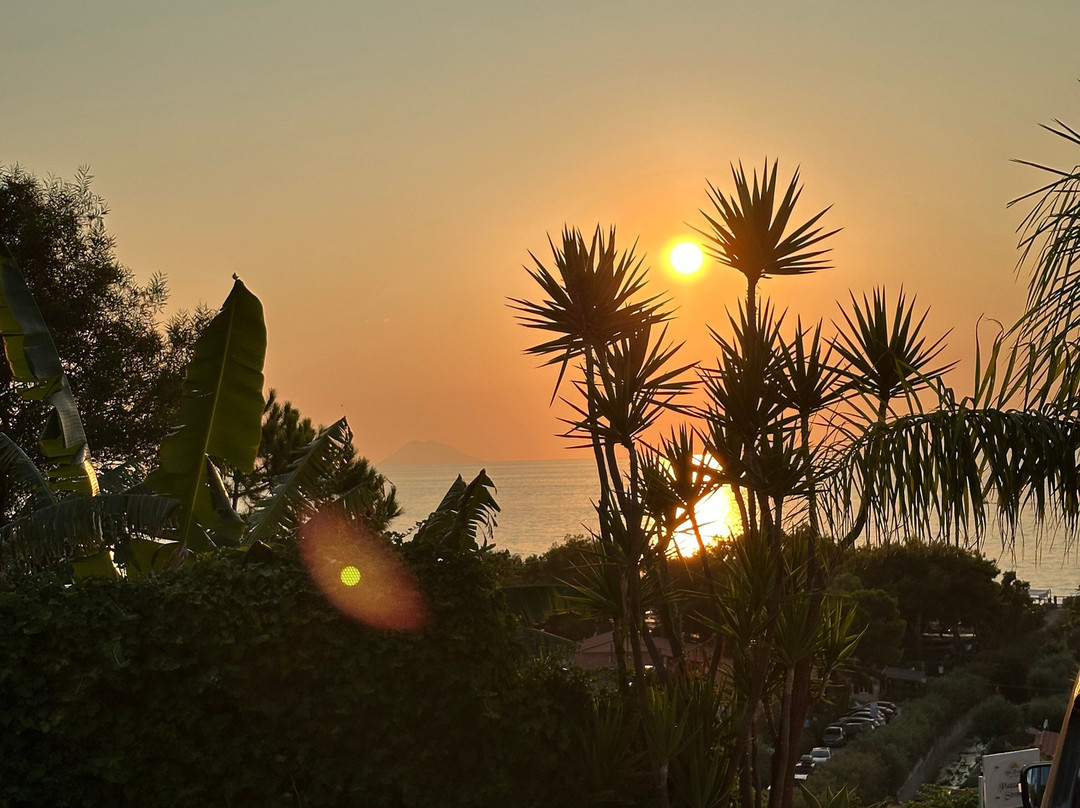 布鲁热带酒店主图