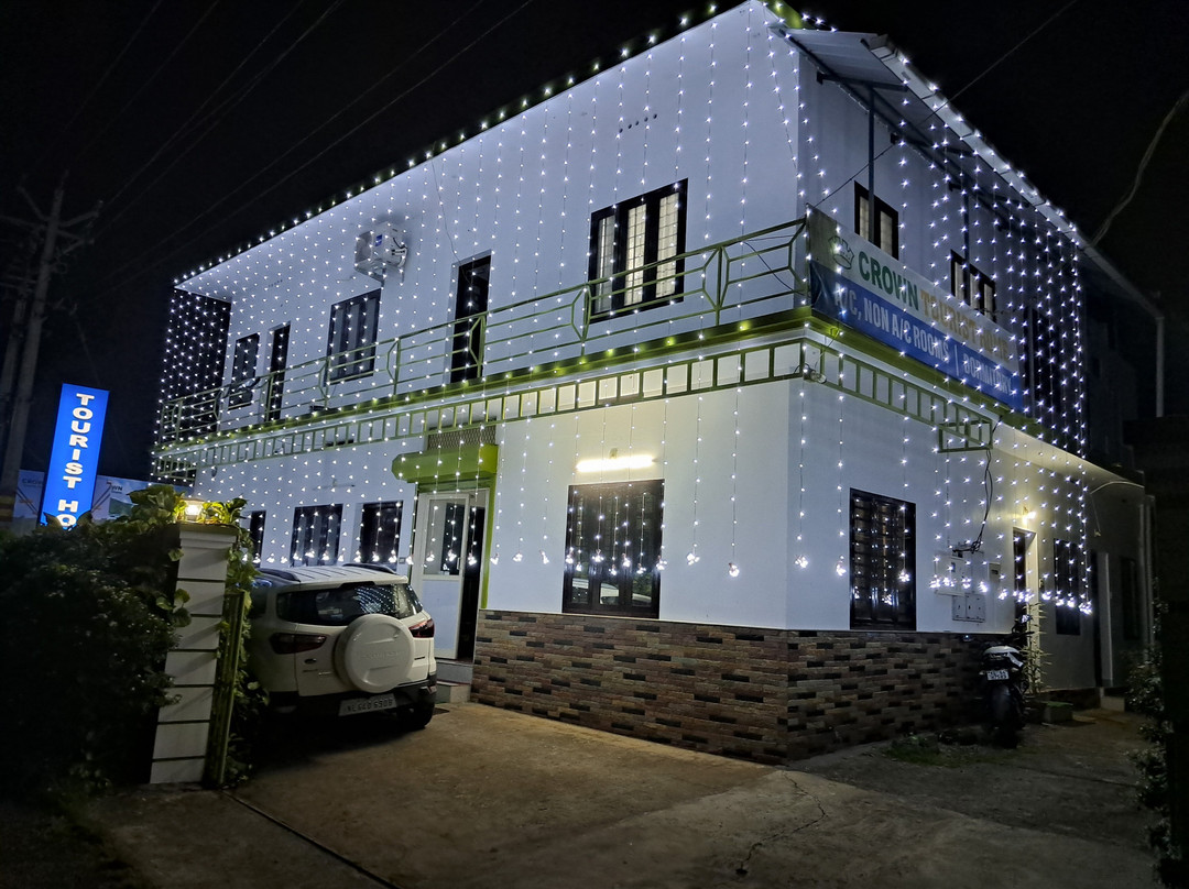 OYO 84633 Crown Tourist Home