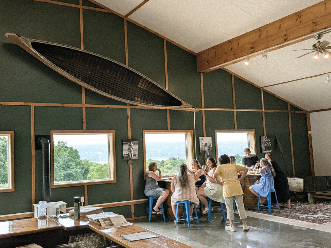 Either Oar Wine, Whiskey, & Cheese Bar-Hector必去景点