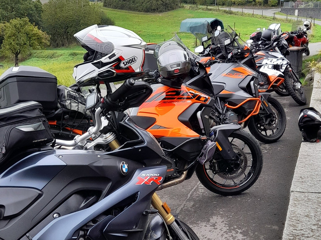 Red House on the Hill主图