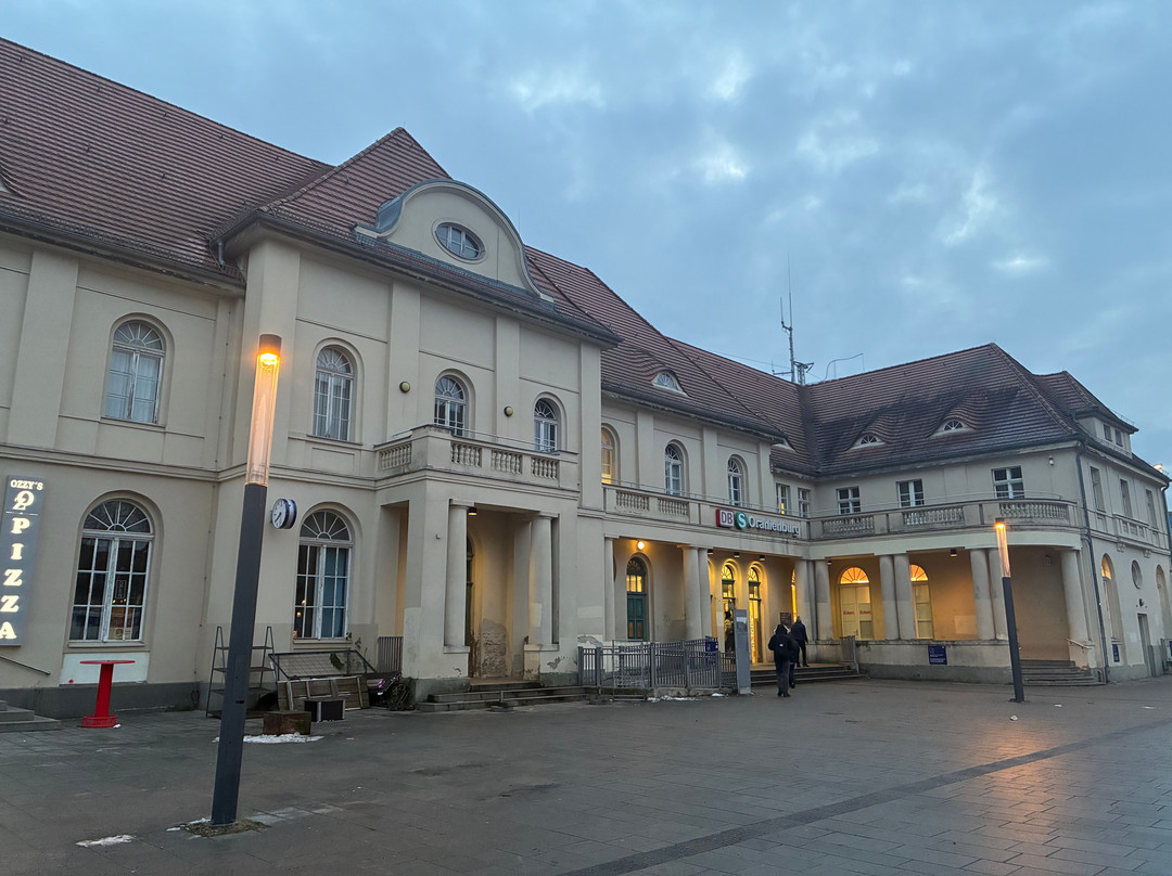 Bahnhofsplatz und Bahnhofsempfangsgebäude