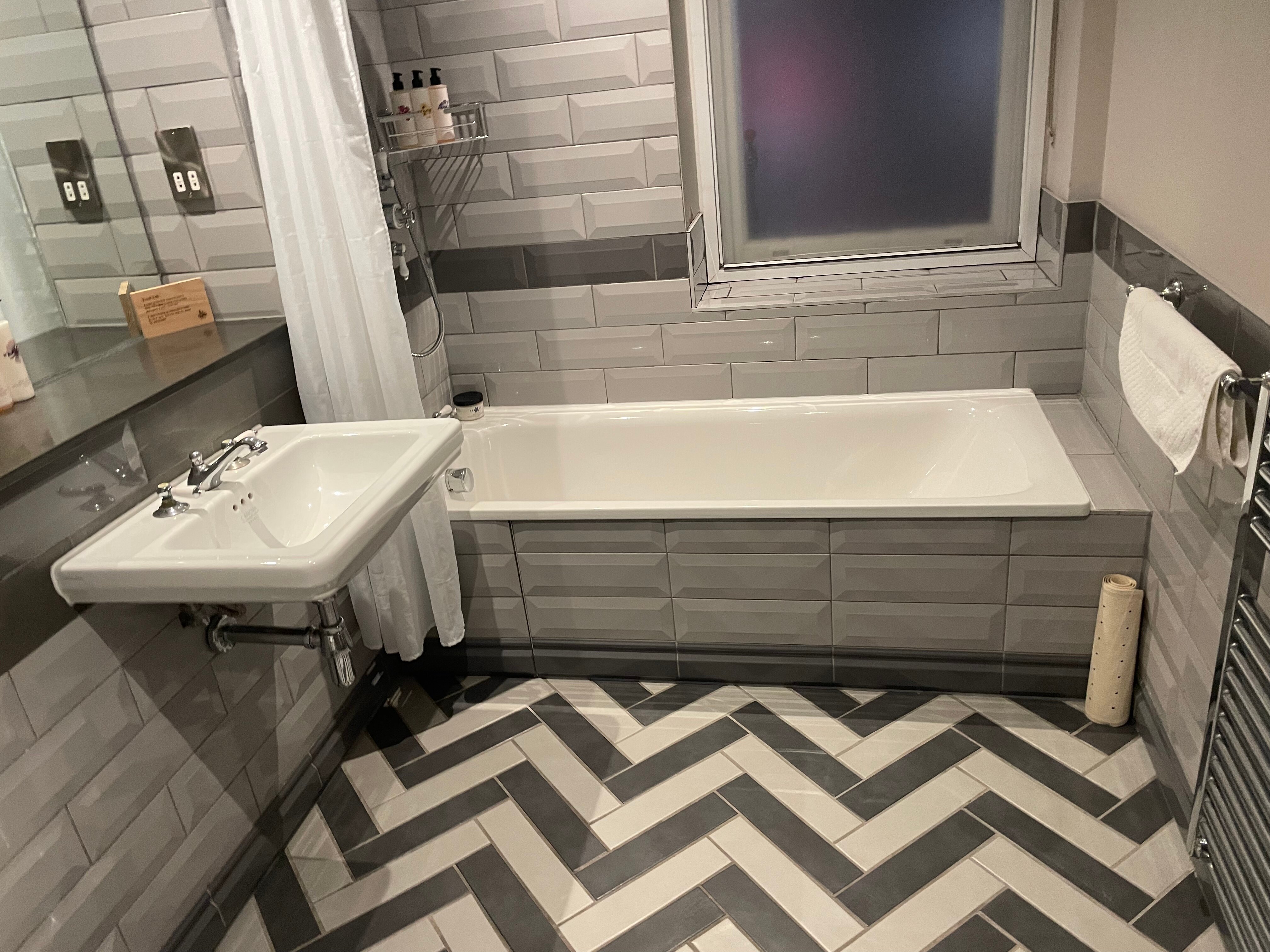 Orange Tree (Hotel)-浴室