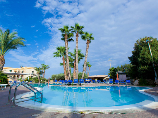 德尔菲诺海滩酒店主图