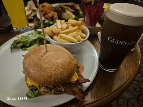 卢坎温泉酒店主图