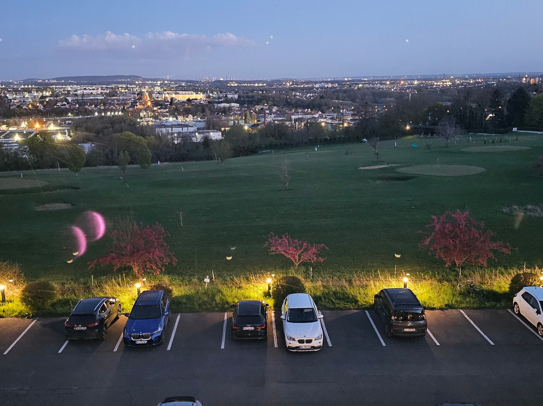 绿色印象派公寓式酒店主图