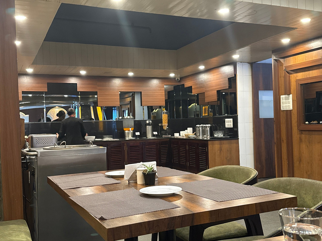 苏米特尔皇后庭院酒店主图