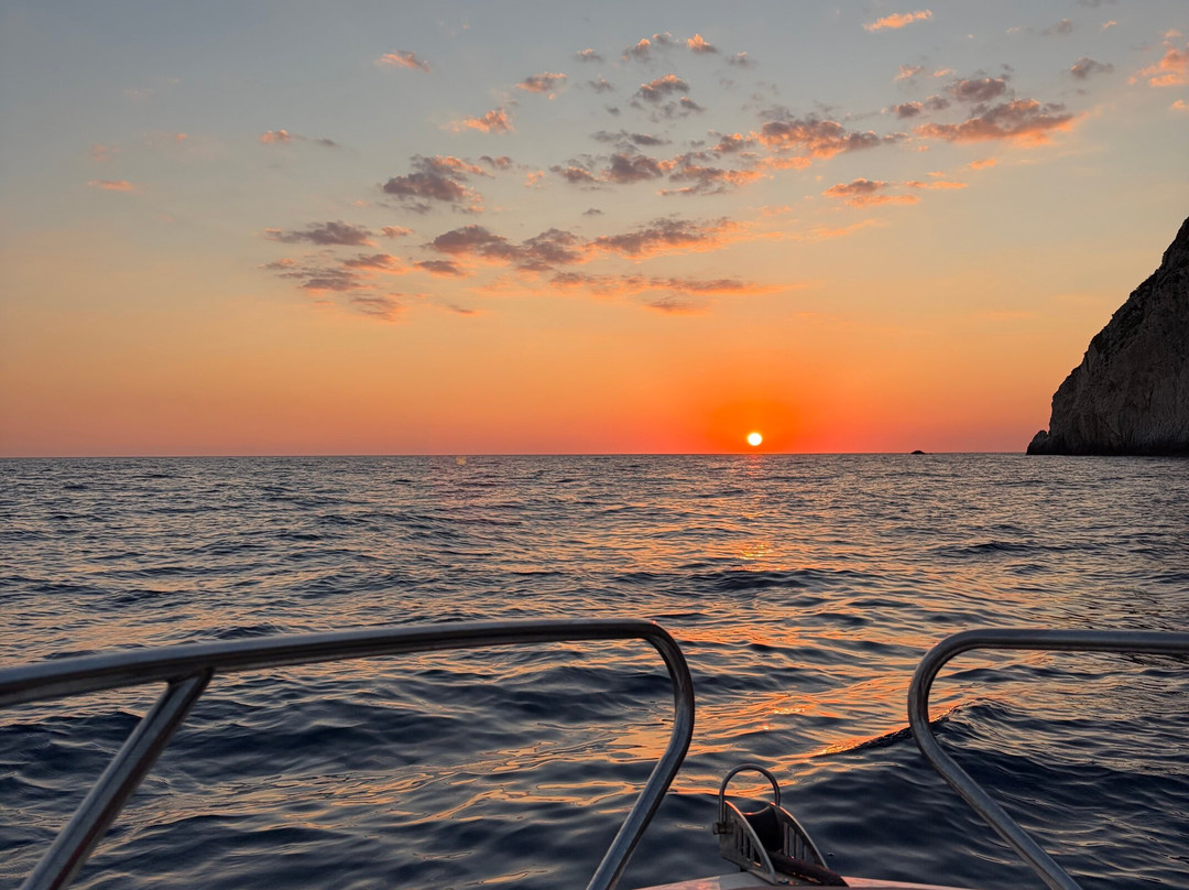 Dolphin Boat Rentals-利姆尼科利必去景点