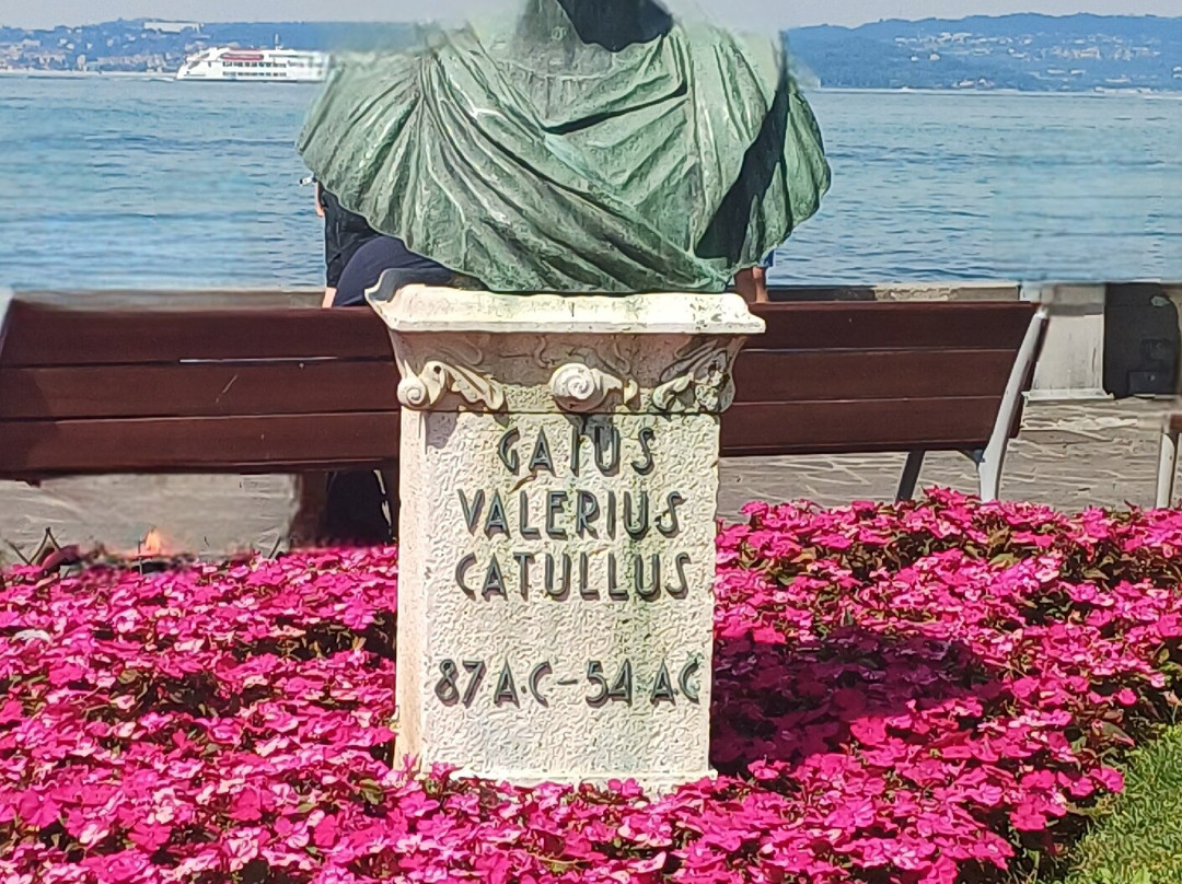 Busto di Catullo-锡尔苗内必去景点