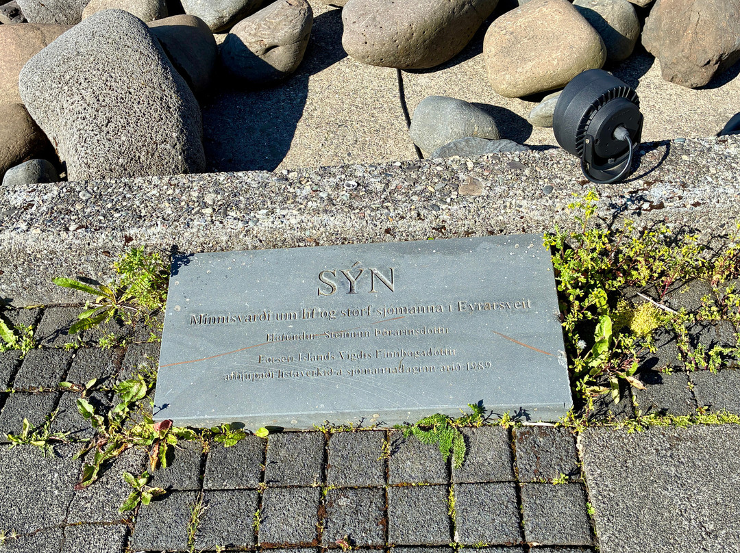 Statue “Sýn" by Steinunn Þórarinsdóttir-格伦达菲厄泽必去景点