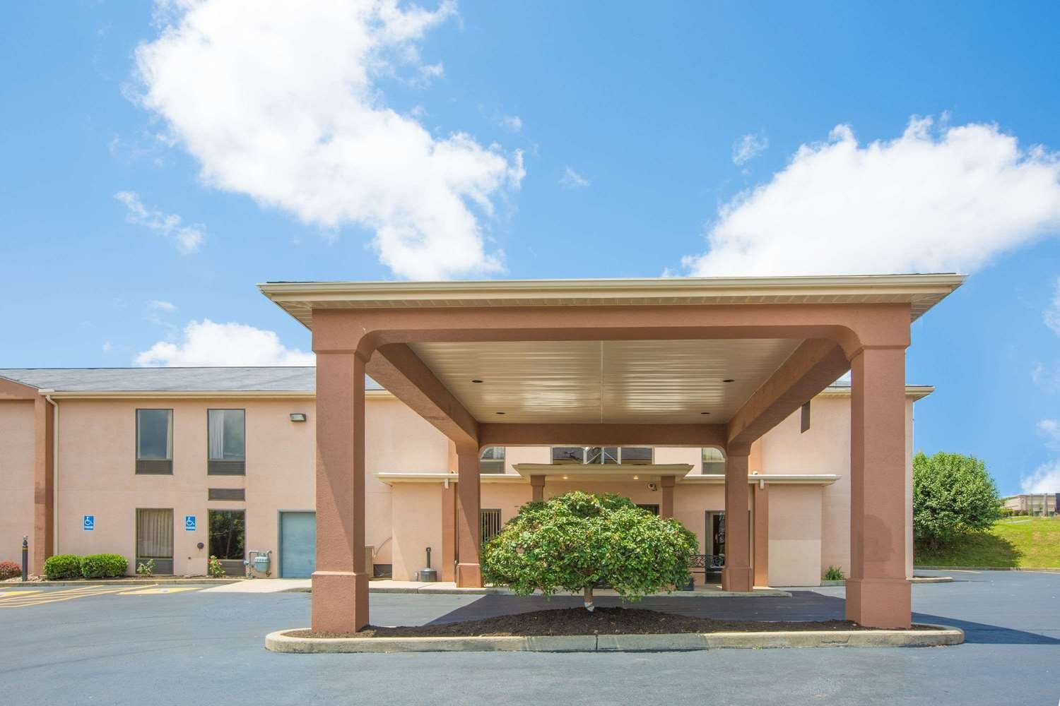 Howard Johnson by Wyndham Beckley-官方