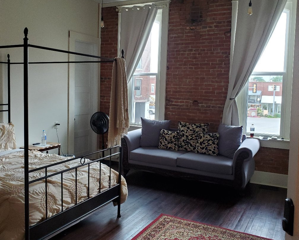 Eighteen-Ninety Sleepover主图