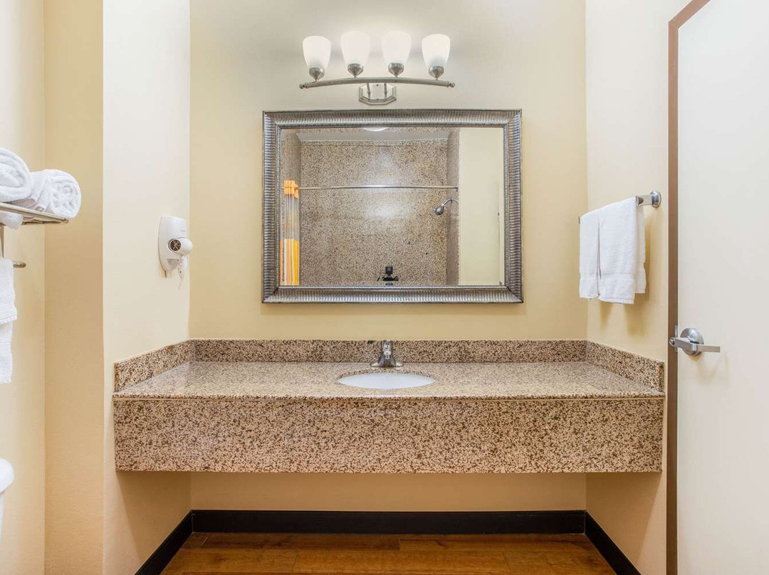 La Quinta Inn & Suites by Wyndham Ennis主图