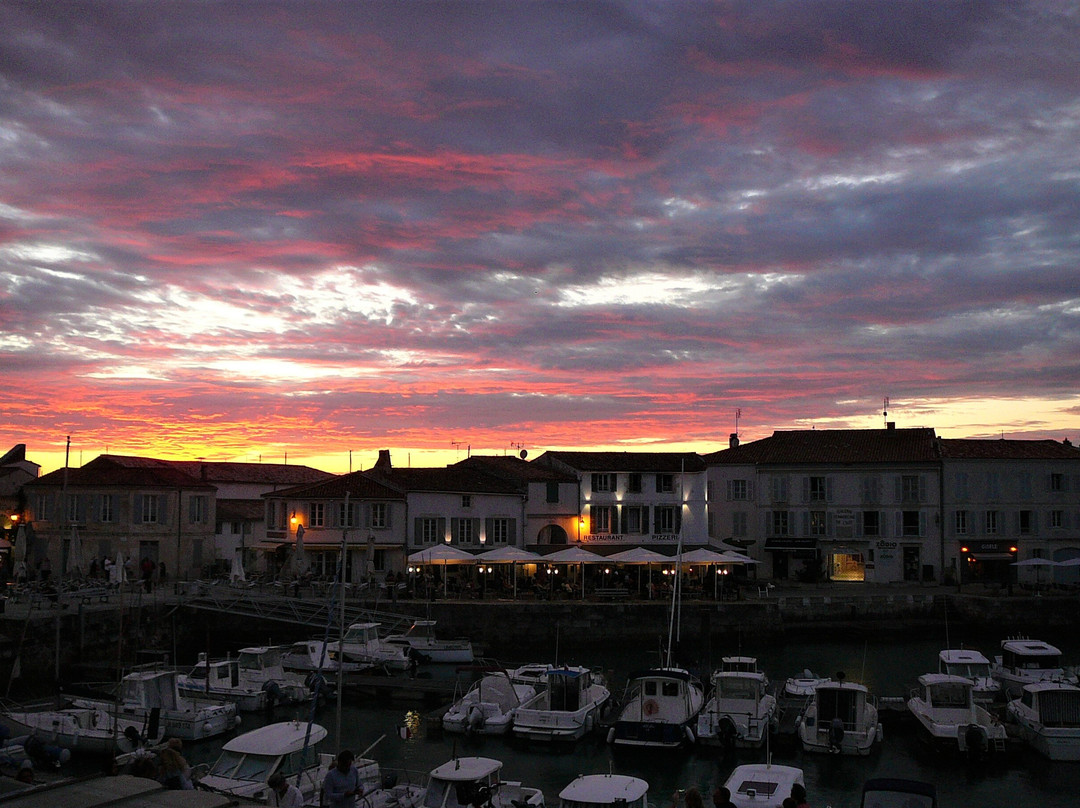 科罗娜酒店主图