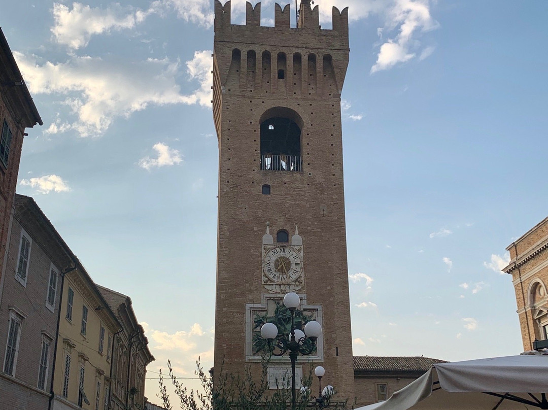 Piazza Giacomo Leopardi e Palazzo Comunale景点图片