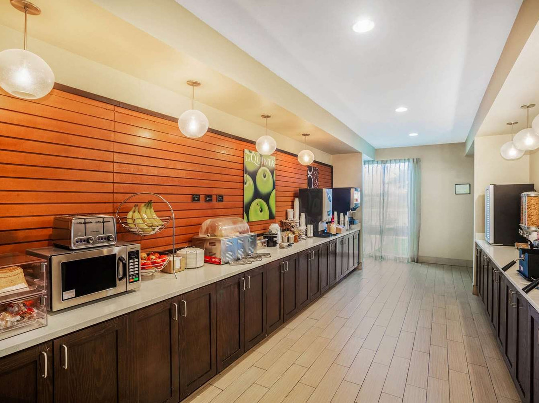 La Quinta Inn & Suites by Wyndham Beeville主图