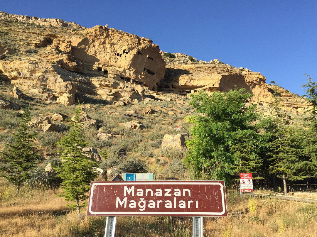 Manazan Caves景点图片