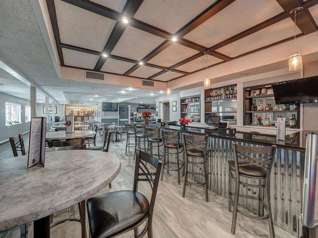 Eastlake Suites Hotel & Conference Center By Oyo Urbana主图