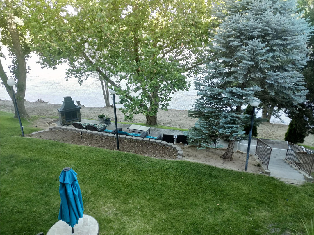 河流露台酒店主图