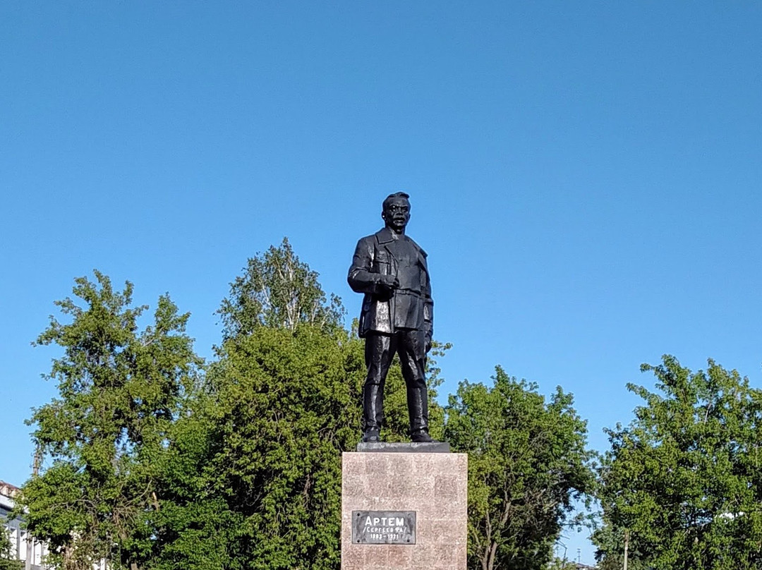 Monument to Artyom景点图片