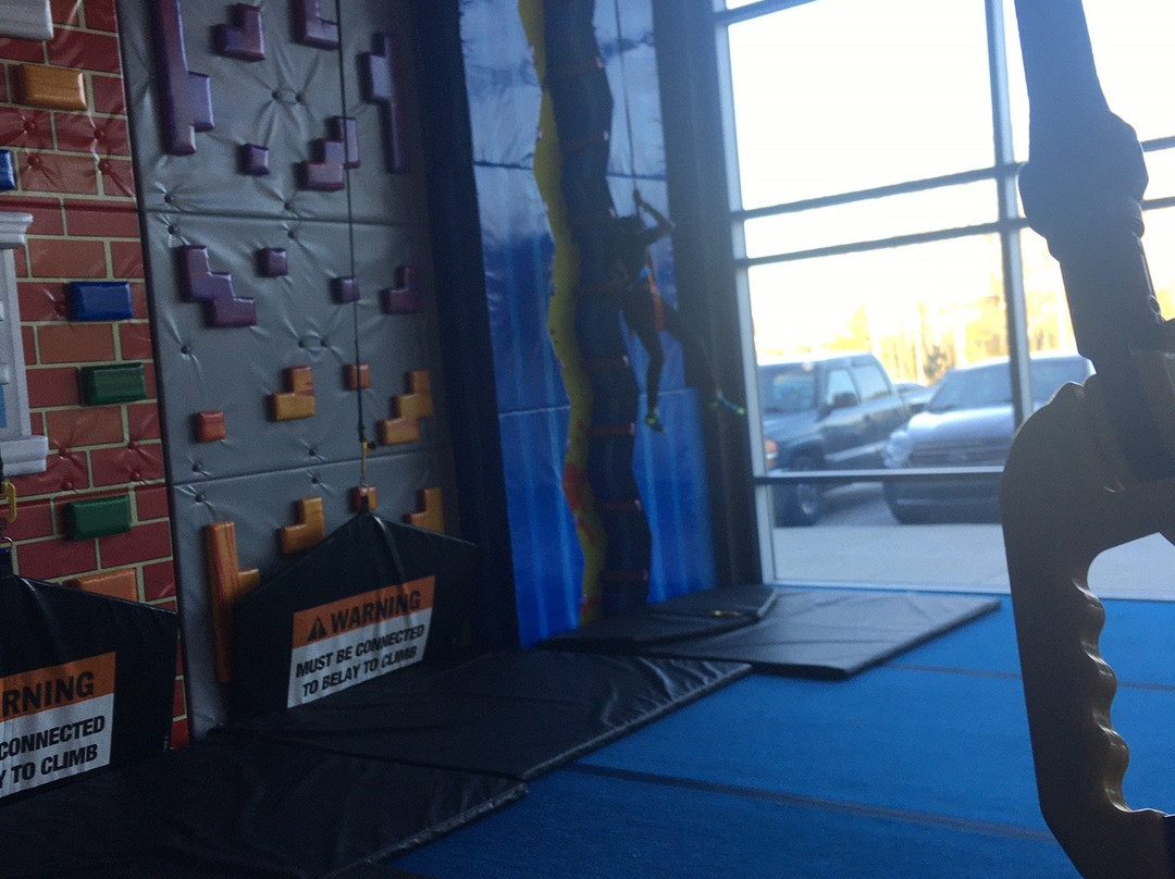 Urban Air Trampoline and Adventure Park-德纳姆斯普林斯必去景点