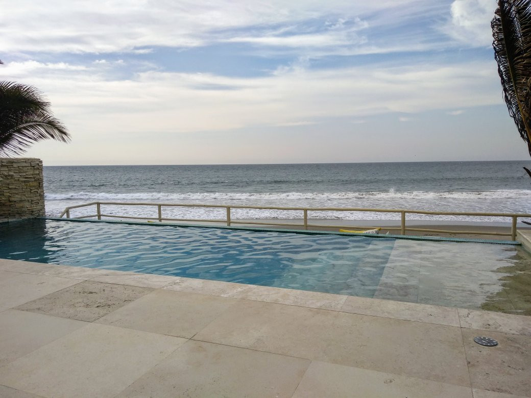 德克套房休息室&Spa酒店主图