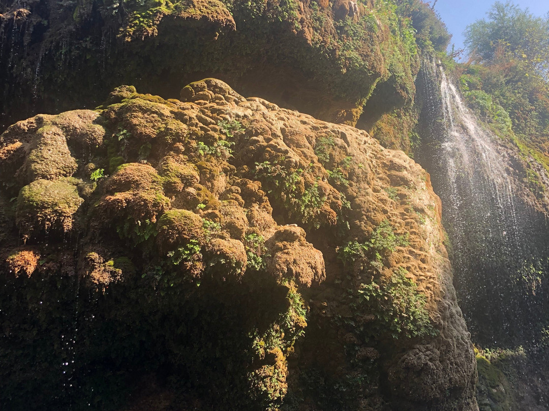 Asiab Kharabeh Waterfall景点图片