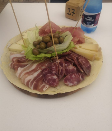 White box cafe'-Solanas必去景点