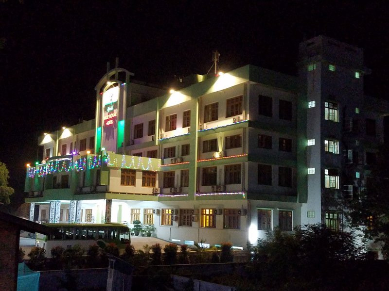 Jade Royal Hotel主图