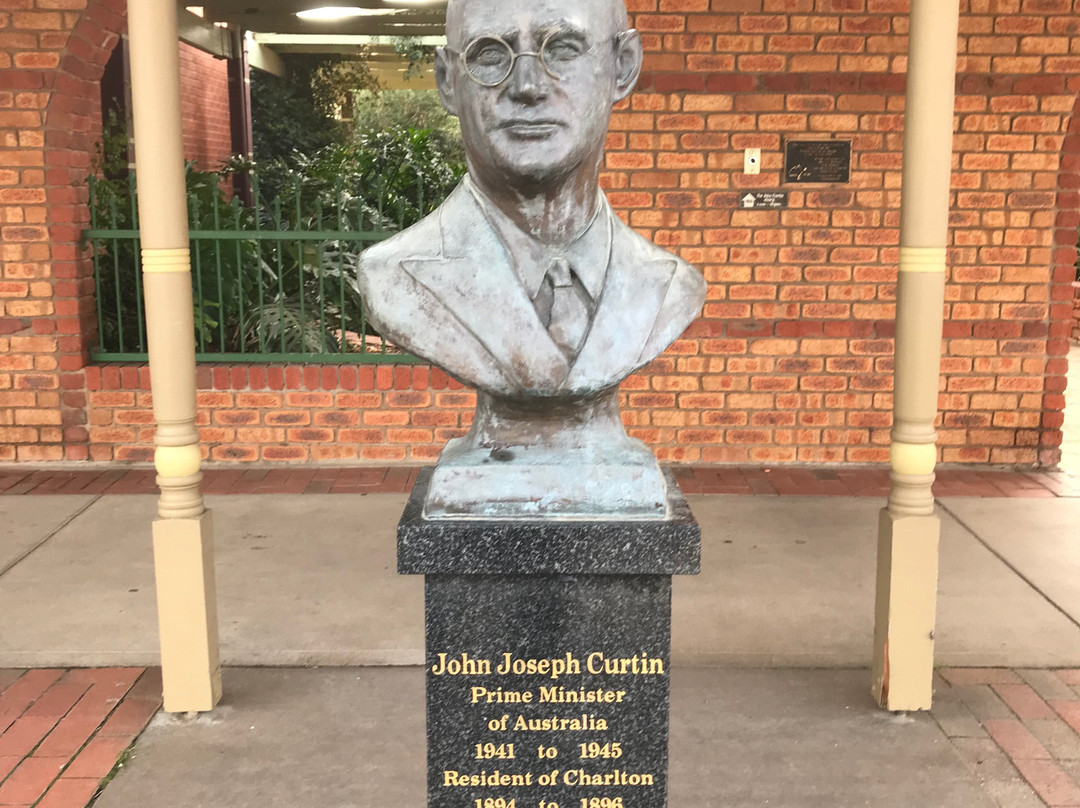 John Curtin Statue-Charlton必去景点