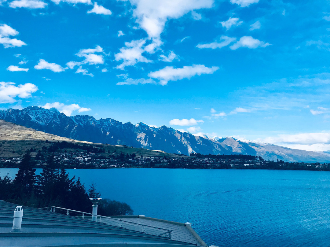 皇后镇俱乐部盛橡套房酒店主图