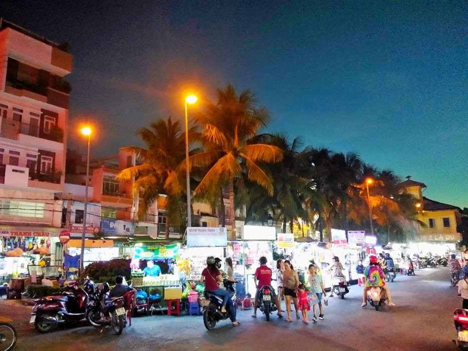 Tay Do Night Market-芹苴必去景点