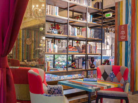 Revo Cafe And Bar主图