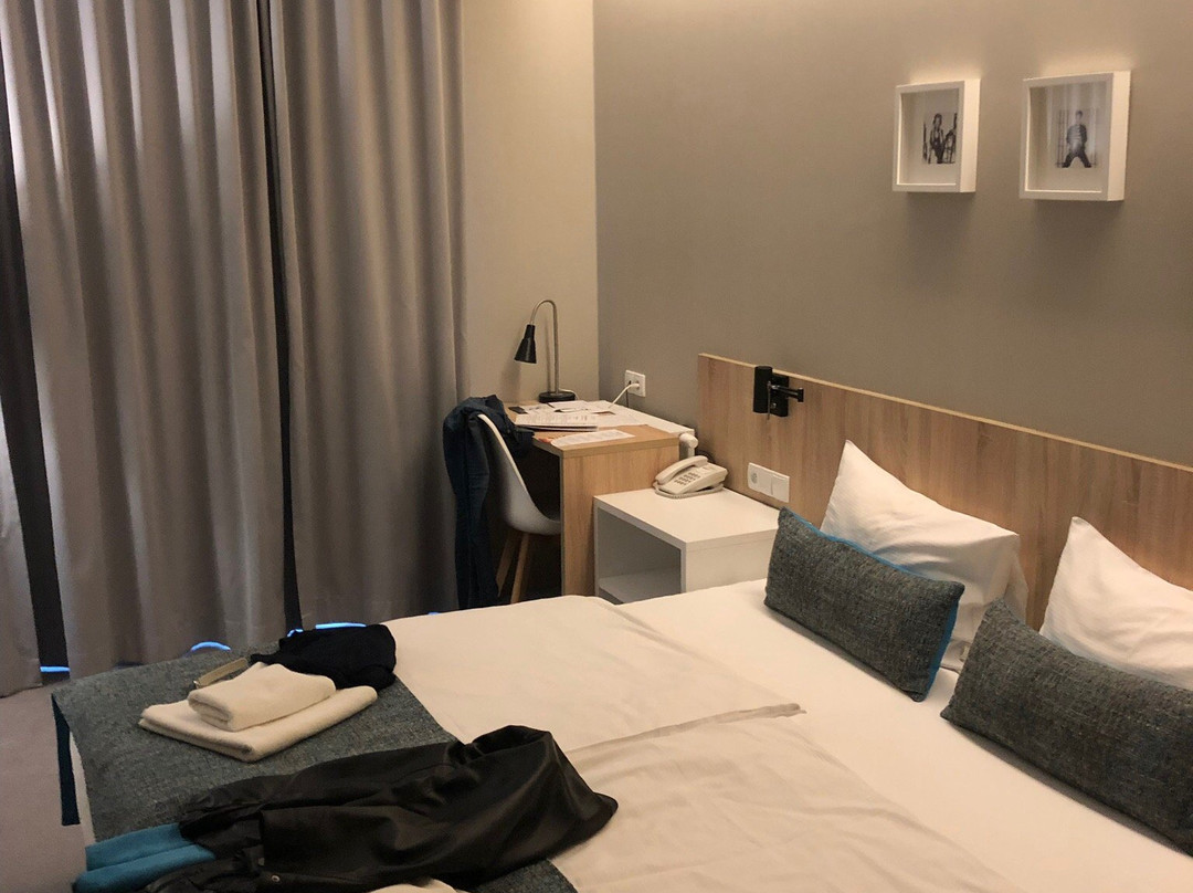 Falcon Hotel主图