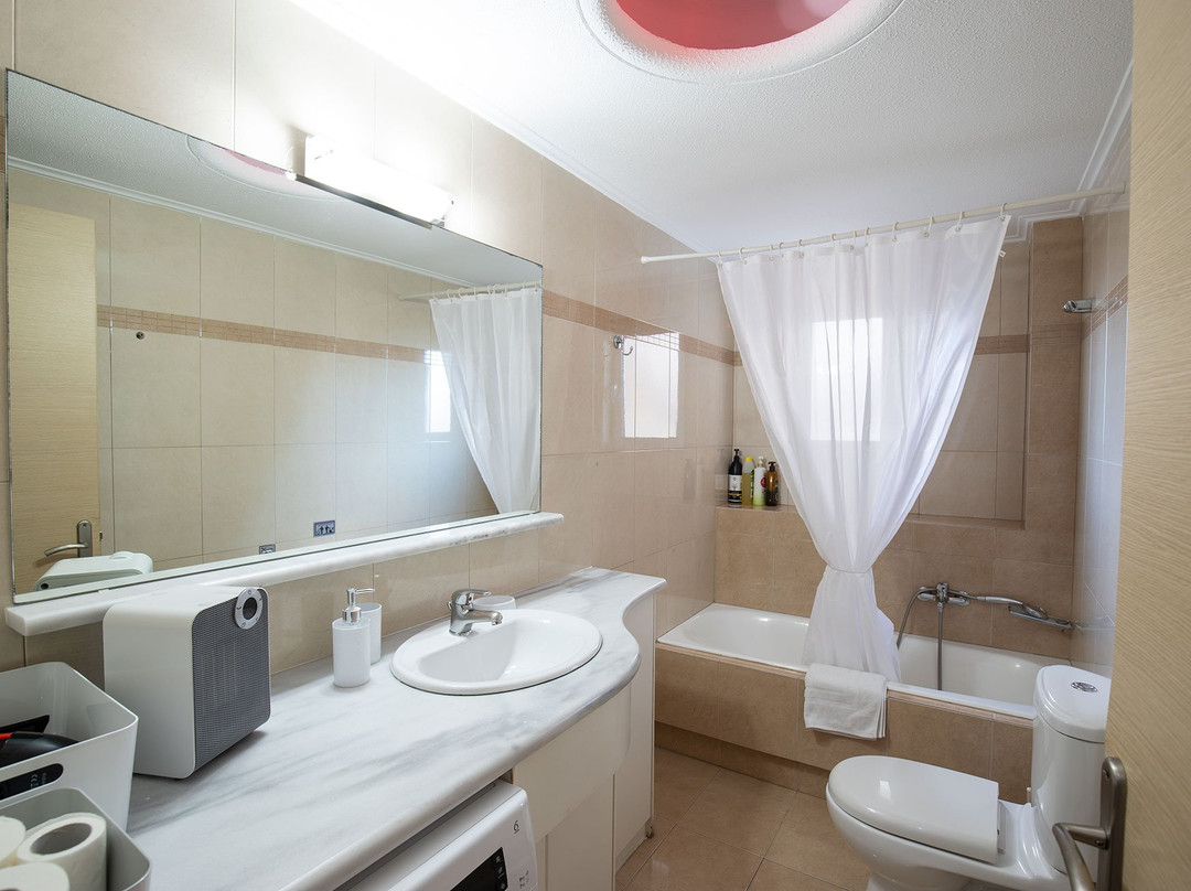 A&J 雅典机场出租公寓或客房酒店主图