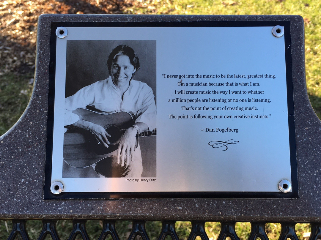 Dan Fogelberg Memorial-皮奥里亚必去景点