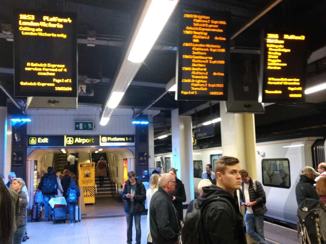 Gatwick Airport Railway Station景点图片