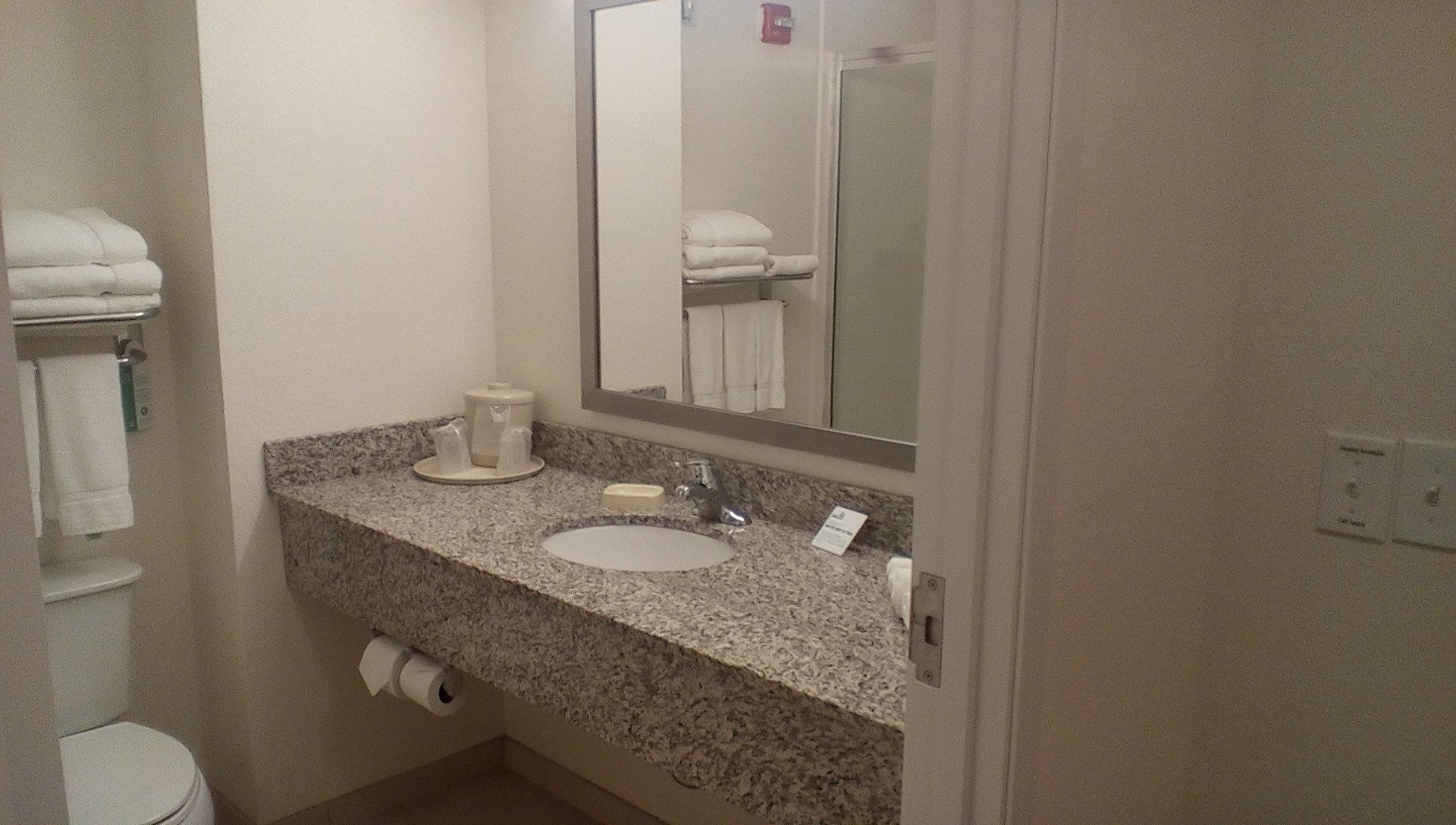 Holiday Inn Express & Suites Montgomery By IHG-浴室