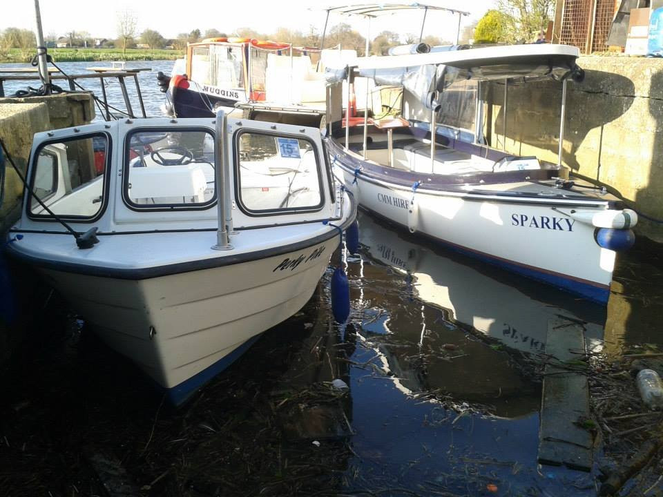 Chertsey Meads Marine Boatyard - Day Boats景点图片