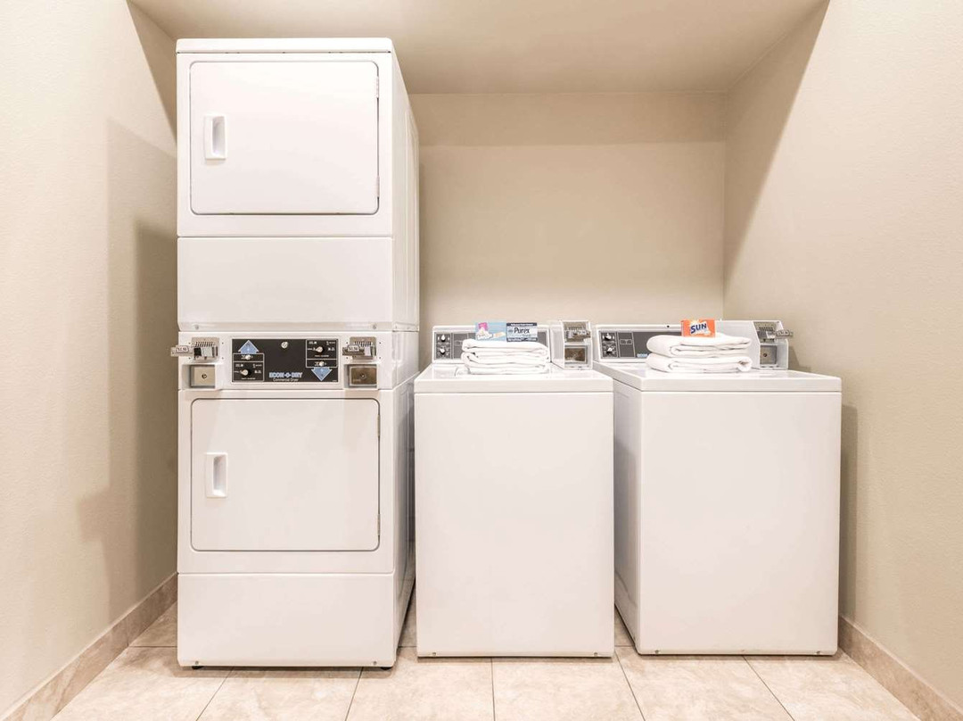 Ramada by Wyndham College Station主图