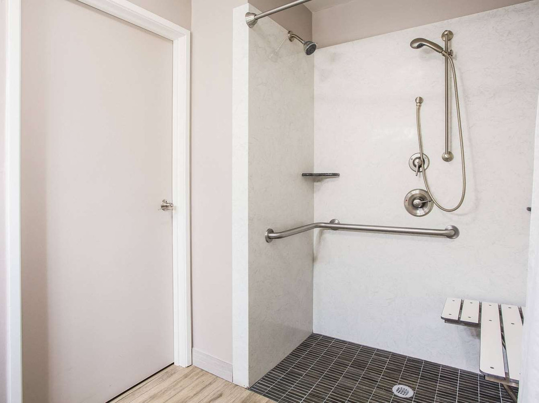 瓦卡维尔速8酒店主图