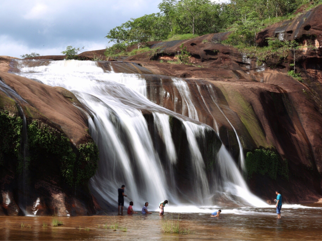 Tham Phra Waterfall景点图片