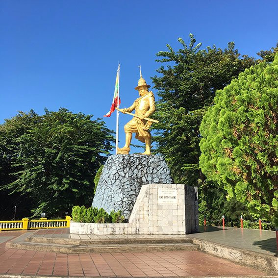Statue of King Bayinnaung-高东县必去景点