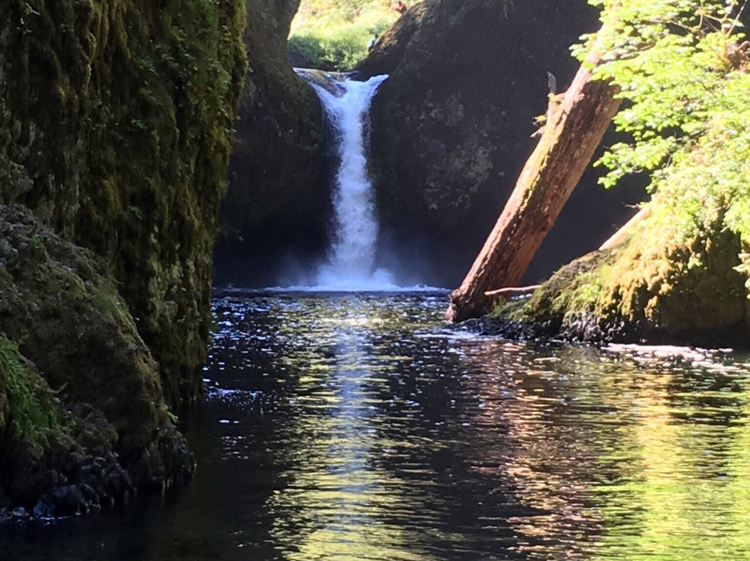 Lower Punchbowl Falls-Cascade Locks必去景点