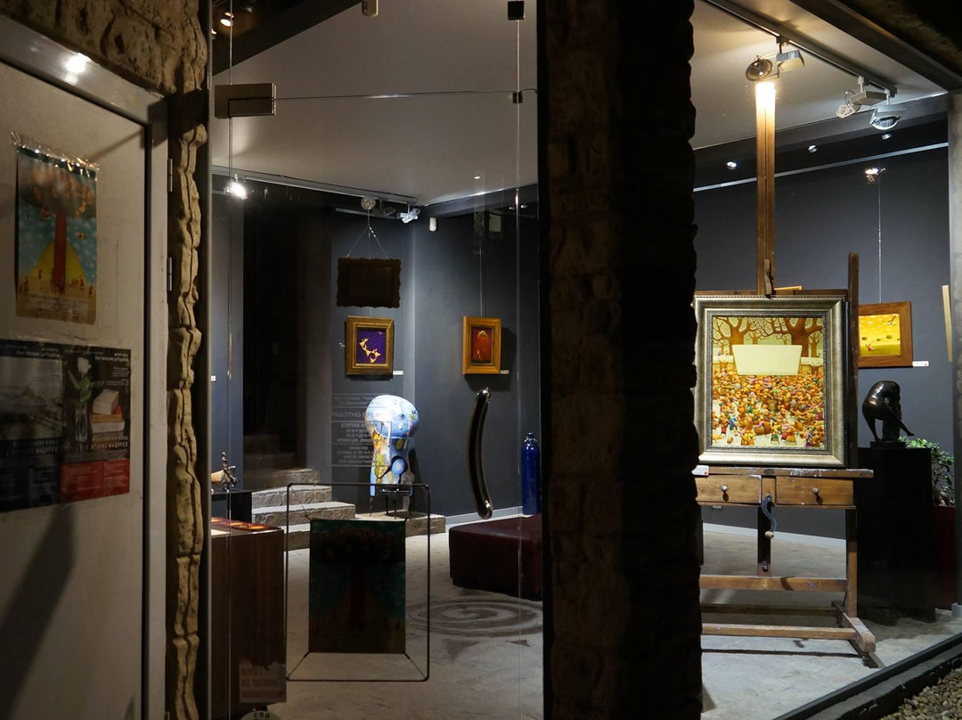 Art Gallery Le Papillon-瓦尔纳必去景点