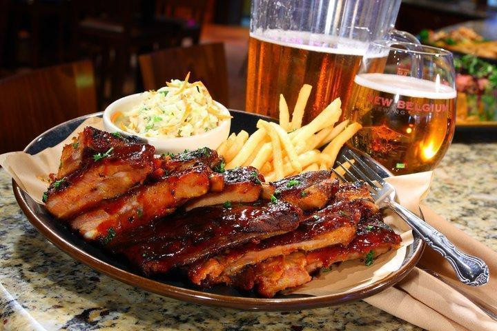 Medina餐馆和美食-Medina Entertainment Center and Robert's Restaurant and Bar