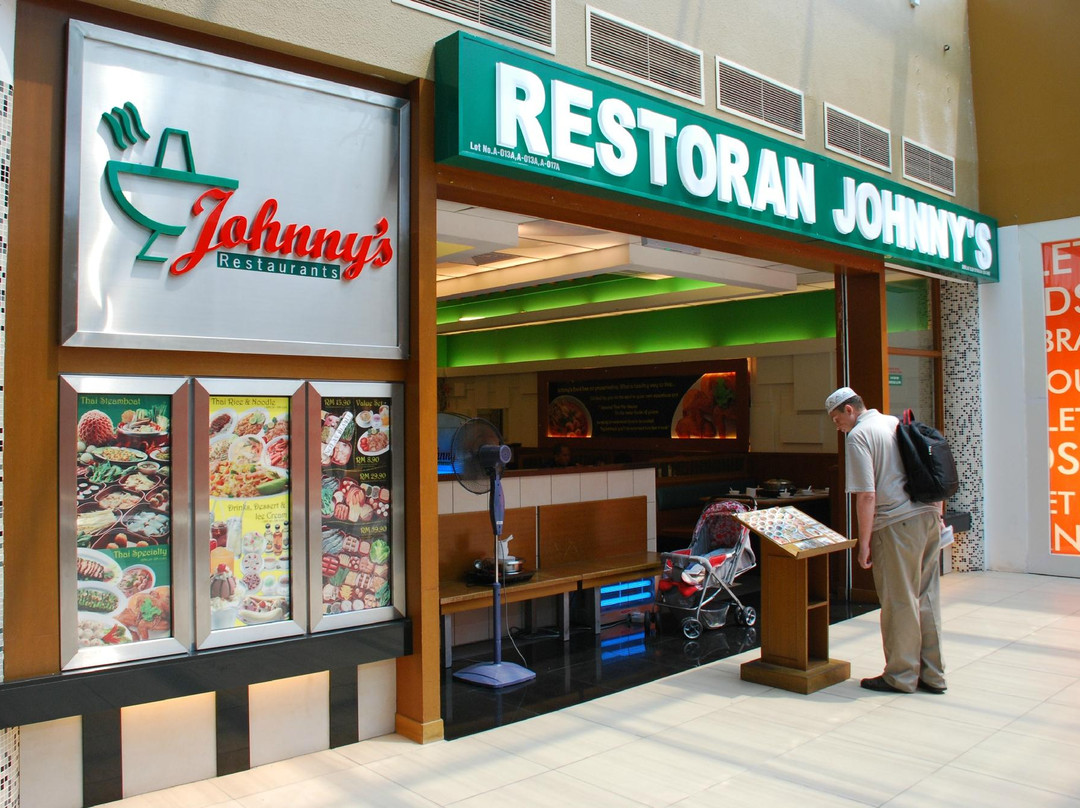 Johnny's Restaurant, Dataran Pahlawan