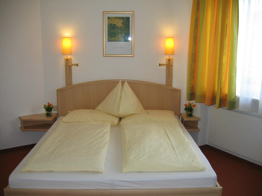 Hotel Pension Sonnenuhr主图