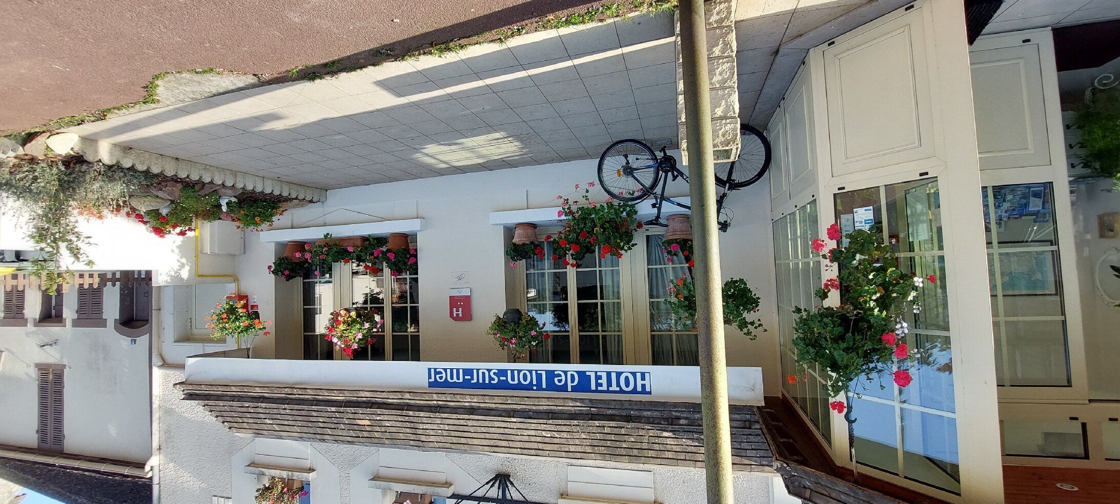 Hotel de Lion sur Mer-官方